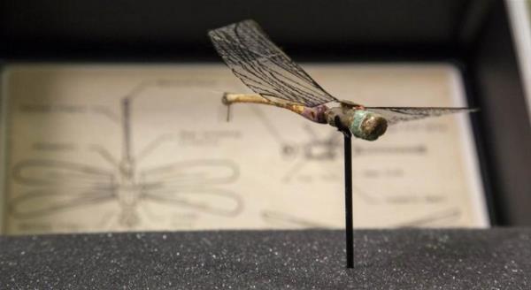 990'larda temelleri atlan mzede, CIA'in balangcn oluturan OSS zamanndan, kinci Dnya Sava'nda toplanan istihbarat bilgileri ve aletlerine, Souk Sava zamannda gerekletirilen operasyonlardan ve halen devam eden terr mcadelesinde elde edilenlere kadar birok para sergileniyor. (1970'lerde helikopter bcei eklinde dizayn edilmi, istihbarat toplamaya yarayan bir alet. Testler etkileyici olsa da, rzgar gibi d etkenlerde kontrol edilmesinin g olduu anlalm)