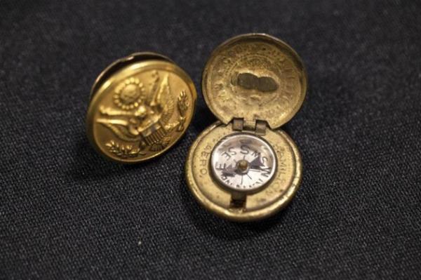 Yalnzca alanlarn ve davet edilen misafirlerin gezebildii mzeye giren NBC haber kanal, merak edilen birok paray grntledi. (inde pusula olan kol dmeleri)