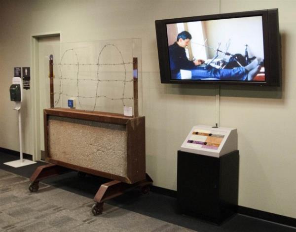 Mhendisler tarafndan gerek boyutunda oluturulan Abbottabad yerlekesinin, ykldktan sonra geriye kalan duvarndan bir para da sergileniyor. Fotoraftaki kii ise Afganistan'da len CIA grevlisi Johnny Micheal Spann.