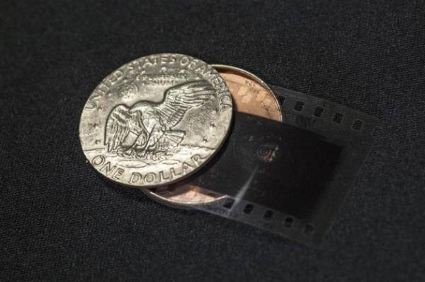 i bo olan ve bozuk para gibi gzken bu aletle mesajlar ve filmler tanabiliyordu.