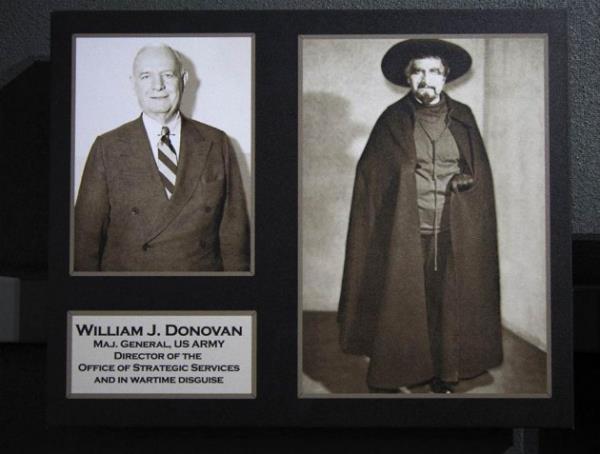 Amerikan Ordusu'nun Tmgenerali William J. Donovan, sava srasnda ekilen sadaki fotorafta, klk deitirmi ekilde grntleniyor.