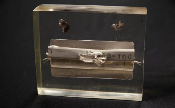 A-12 OXCART'n, Kuzey Vietnam zerindeki grevi srasnda karadan havaya atlan bir fzenin patlamas sonucu kanat ksmna arpan arapnel paras.