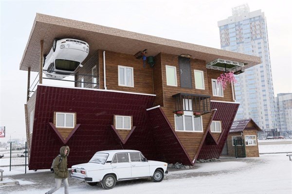 Sibirya<br>    Rusya'nn Sibirya blgesindeki bu ev tepetaklak ina edilmi.