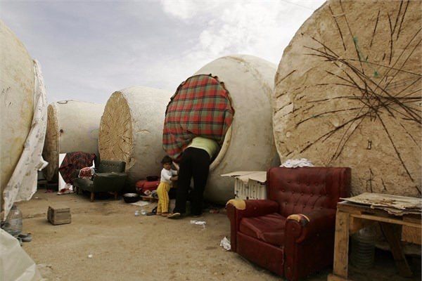 spanya  <br>  spanya'daki bu evler, eski arap flarndan yaplmr. Yaklak 40 kii, alt haftalk yllk hasat srasnda zm almaya Socuellamos balarna geliyor ve bu derme atma kampta yayorlar.