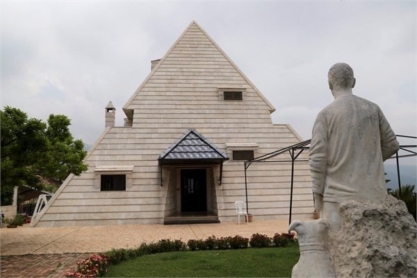 Miziara<br>    Ve ehirde baka bir etkileyici ev de piramitleri andryor ve Msr dekorasyonuna sahip