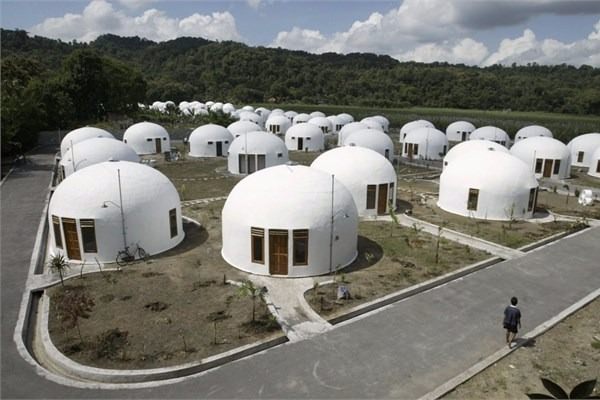 Endonezya<br>    Kubbe eklindeki evler Endonezyal depremzedeler iin yapld.