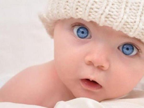 ou bebek mavi gzl doar, ultraviyole nlarna maruz kaldka gz, gerek rengini alr.