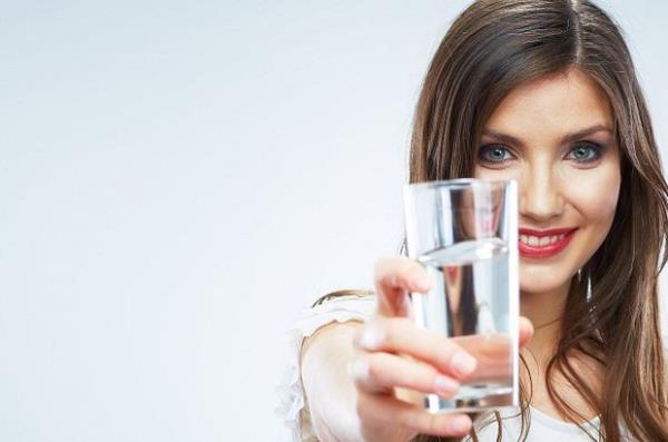 4. Gzleriniz kuru  <br>    Su almnn eksiklii, kuru ve kan ana gzlere yol aar. Vcuttaki su miktar azaldnda, gzya kanallar kurur ve bu zellikle de kontak lens kullananlarda olduka byk problemlere yol aabilir.