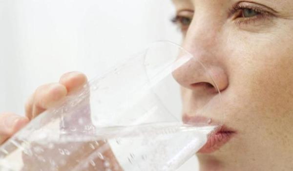 1. Aznz kuru<br>      Olduka ak bir belirti olsa da giderilmesi hatal olabilir. Aznzdaki bu yapkan, ho olmayan durumu hissettiinizde ilk yaptnz bir sv imeye ynelmek olur. Ama ekerli iecekleri sadece ksa sreli bir zm olacan unutmamalsnz. Su imek ise az ve boazdaki mukus zarlarn yumuatr ve ilk yudumdan itibaren sizi rahatlatr.