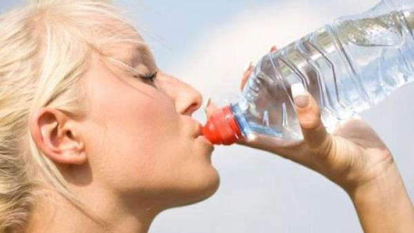 6. Kas ktlesi azalr<br>      Kaslarn da ounu su oluturur. Dolays ile vcutta az su demek, az kas ktlesi demektir. Egzersizden nce, esnasnda ve sonra su imek sizi sadece nemlendirip rahatlatmaz, ayn zamanda vcudunuzun doru yerlerde su biriktirmesini salar ve enflamasyon ve ar riskini azaltr.