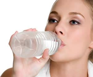 7.  Hastalk sresi uzar  <br>    Su imek vcuttaki toksinleri atmanz salar. Organlar baz atk rnleri filtrelemek iin makine gibi alr ama makineyi su ile beslemezseniz, dzgn alamaz. Vcut kan gibi suyun depoland dier blgelerden ihtiyacn karlamaya alr ve bu da yepyeni salk problemlerine yol aar.