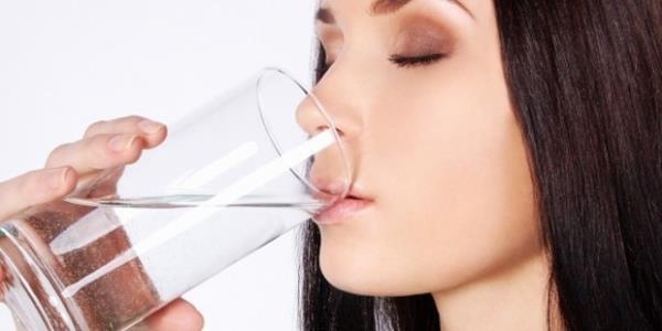 3. Ar susuyorsunuz  <br>    Akamdan kalan herkes sabah nasl susuzluk hissi ile uyandndan bahsedebilir. Alkol tm vcudu susuz brakr ve beyin vcuttaki su miktar yeterli seviyeye ulaana kadar size su ime sinyali yollar. Vcudunuzun size sylediklerini her zaman dinleyin, neden bahsettiini biliyor!