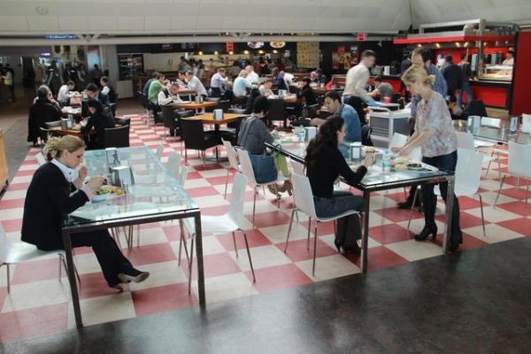 Ayrca, Atatrk Havaliman 2013'te ylda 40-50 milyon yolcu arlayan havalimanlar kategorisinde yer alrken, bu sene 50 milyon st yolcu kategorisinde deerlendirildi.