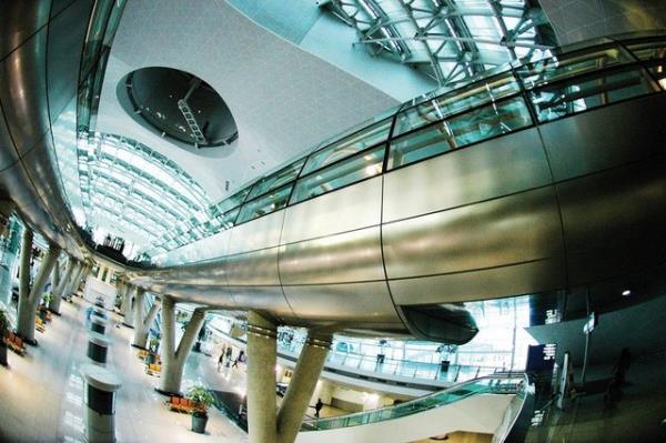 Yaklak 47.5 kilometrekare alan kaplayan ve 35 bin kiinin alt Incheon; du imkn, masaj koltuklar, uular arasnda dinlenmek iin yatar koltuk salonu gibi cretsiz hizmetleriyle seyahati yolcu iin olduka keyifli bir hale getiriyor.