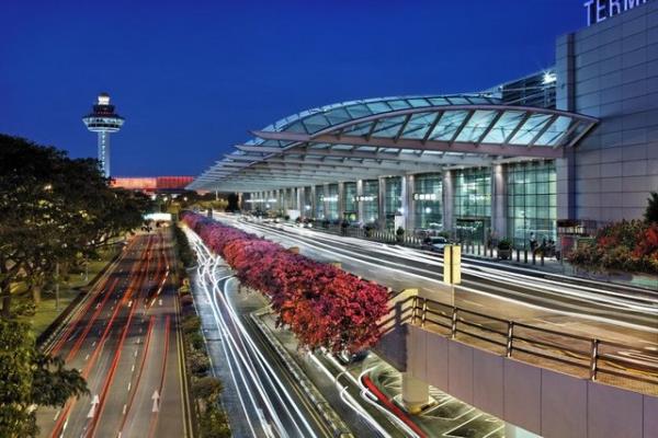 (1- Singapur Changi Havaliman) Kelebek bahesi ve japon bal havuzuyla tannan Singapur Changi, son derece konforlu ve temiz bir havaliman. 106 havayolunun 250 ehre uu dzenledii bu havaliman, ylda 53 milyonun zerinde yolcu arlyor.