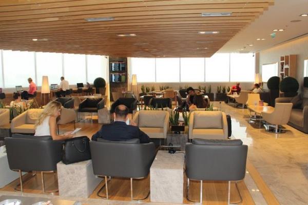 Havaliman, Singapur Changi, Amsterdam, Dubai ve Hong Kong gibi devlerin yer ald bu listede kendisine onuncu srada yer buldu. Atatrk Havaliman, "Gney Avrupa'nn En yi Havalimanlar" listesinde de ikinci oldu.