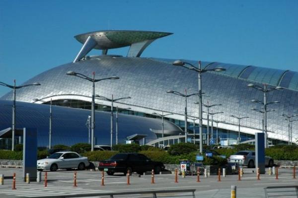 (2- Seul Incheon Havaliman) Skytrax'in listesinde Singapur Changi'den sonra Gney Kore'deki Seul Incheon Havaliman ikinci srada yer ald. 2011 ve 2012'nin de birincisi Gney Koreli Seul Incheon Havaliman, getiimiz yl 41,4 milyon yolcu arlad.