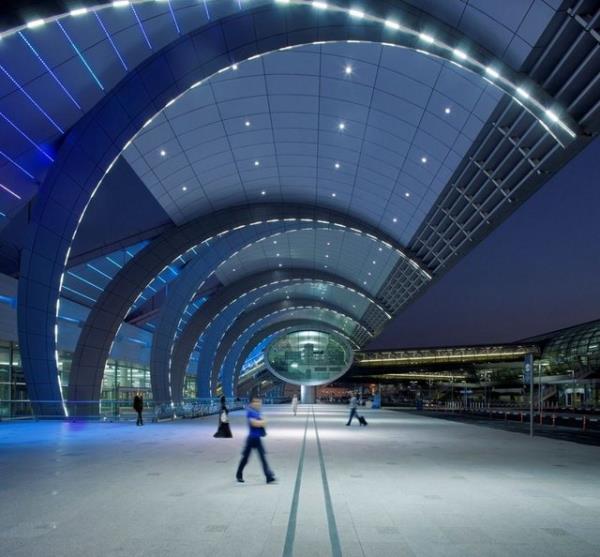 Yolcularna 280 maazayla hizmet veren havaliman, alveri kategorisinde nc srada yer ald. Skytrax'n 5 yldzla derecelendirdii Hong Kong, farkl kategorilerde dereceye girdi.