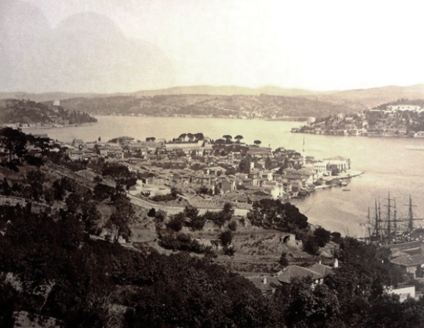 Arnavutky&#8217;n Arnavut olduu zamanlar / Arnavutky  <br>       ok eskiden bir Rum yerlekesi olan bu kyn; Fatih Sultan Mehmet&#8217;in Arnavutluk&#8217;u fethetmesi sonrasnda blgeden getirilen Arnavut cemaatinin buraya yerletirilmesinden dolay, &#8220;Arnavutky&#8221; ismini ald rivayet edilir. Bugn aaal kk ve yallarn bulunduu bu blge; Arnavut gmenlerin zamannda bakmsz, harap ve yar metruk bir sahil kasabasndan ibaretti.