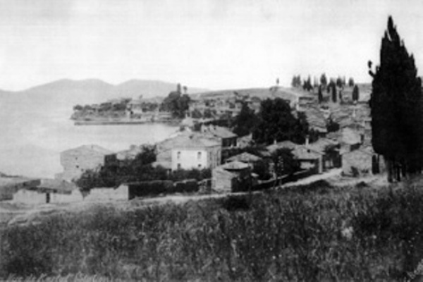 Kartelli&#8217;nin balk ky / Kartal<br>         Bizans dneminde yaam Kartelli adnda bir balkdan adn alan bu semt/ile, Bizans ynetimindeyken olduu gibi Osmanl zamannda da balklk ve tarm yaplan bir ky konumundayd. Hatta bir dnem Adalarn idaresi altndayd.    Bir zamanlar iki byk devletin (Seluklu ve Bizans) snr ky durumunda olan Kartal, Cumhuriyet dneminde sanayi blgesi ilan edilerek hzla byme gsterdi ve bugnk konumuna ulat.