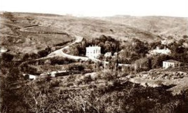 Ihlamur aalarnn glgesindeki yer / Nianta &#8211; Fulya    <br>  Bugn Beikta&#8217;n merkezi haline gelen ve Nianta, Fulya ve Beikta arsn balayan blge olan Ihlamur; fotoraftan da grlebilecei gibi Ihlamur Kasr ve birka yazlk kkten ibaret yemyeil bir alan konumundayd. Fotoraftaki bombo tepede bugn Nianta&#8217;nn lks apartmanlar ve i merkezleri bulunuyor.