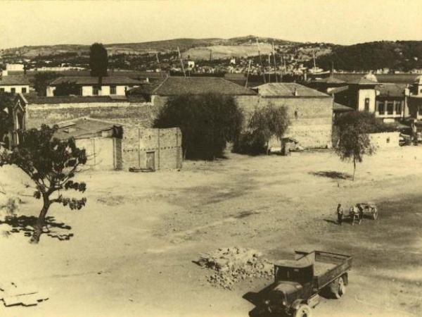 Be tatan Beikta&#8217;a / Beikta meydan       <br>    Adn, Barbaros Hayrettin Paa&#8217;nn gemilerini balamas iin yaptrd be byk ta stundan ald rivayet edilen Beikta&#8217;n fotoraftaki hali; bir megakent semtinden ok bir ky andryor. Bugn meydann ve otobs duraklarnn bulunduu blge, toprak zeminde de olsa bir nevi meydan grevi gryordu.    Boazii kylarna yaplan ilk yerleimlerden biri olan Beikta, zellikle Karadeniz&#8217;in Osmanl egemenliine girmesi ile gelimeye balad. II. Beyazt zamannda bu blge kaptan- deryalara tahsis edildi ve onlara zel yallar ina edildi. Bylece semt; Barbaros Hayrettin Paa, Sinan Paa, Kl Ali Paa gibi kaptan- deryalara ev sahiplii yapt.