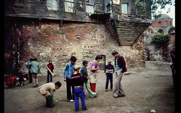Zeyrek'te oynayan ocuklar (1974 -  Ara Gler)