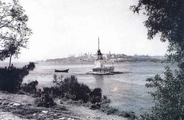 Korularn arasndaki cennet / skdar  <br>    Adn Bizans&#8217;n Scutari birlii askerlerinin genelde burada yaamasndan alan ve Scutarion&#8217;dan devirildii iddia edilen skdar da, stanbul&#8217;un yaad muazzam deiiklikten zamanla nasibini alan yerlerden.    Eskiden buralar srasyla; Cemil Filmer, Vaniky, Vahideddin, Cemil Mola, Mnir Bey, Fethi Paa, Demira, Hseyin Avni Paa, Abdlmecid Efendi, ehzade Yusuf zzeddin Efendi, Byk amlca, Kk amlca ve Adile Sultan Valideba gibi say say bitmeyen korularla evriliydi.