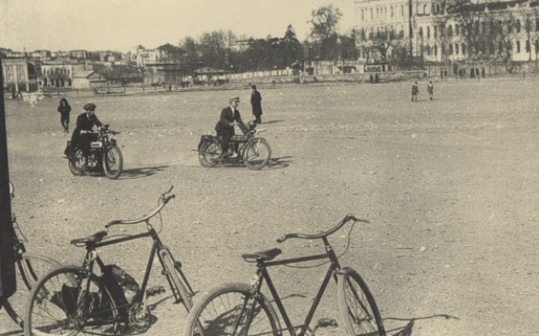 Taksim Meydan       <br>  stanbul&#8217;un en nemli merkezlerinden biri olan Taksim Meydan da muazzam deiiklik yaam blgelerden biri. Taksim, meydan olmadan nce dar sokaklar ve eski sra evlerden oluan bir semt konumundayd.    Ancak bu blgenin tahliye edilip yklmas ve etrafnn almas ile taksim meydann temelleri atlm oldu. Galata &#8211; Beyolu blgesine su datlan (taksim edilen) Taksim Maksemi de meydana adn verdi.