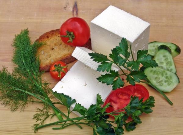 *Peynir de st gibi iyi bir kalsiyum kaynadr. St sevmeyenler iin peynir kalsiyum bakmndan iyi bir kaynaktr. *Kemik ve di olumuunu glendirir.