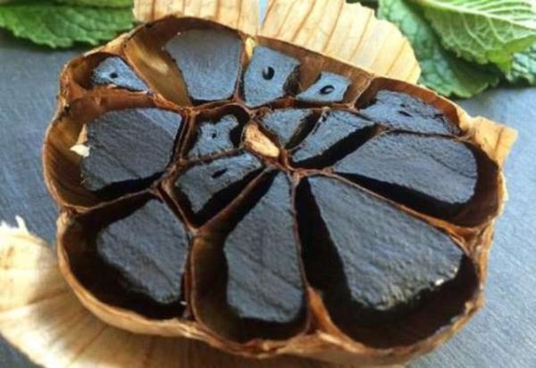 Siyah sarmsak aslnda bildiimiz sarmsaktan farkl deildir. Normal sarmsak bir ay boyunca belirli nem ve s altnda tutularak kontroll bir ekilde kurutulur.