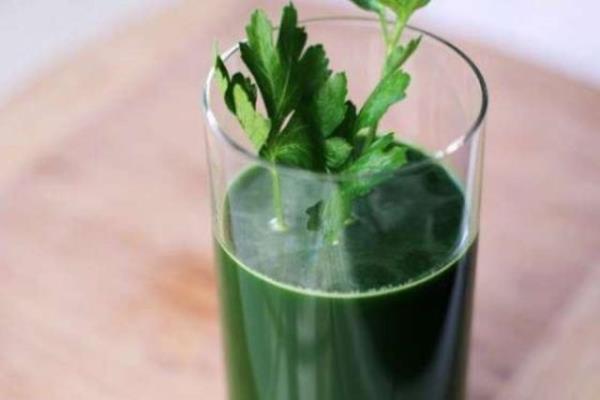 Cilde esnekliini veren ve yalanmann etkilerini geciktiren kolajen retiminde C vitamini kullanlr. Yksek oranda C vitamini ieren maydanozu dzenli olarak tketerek cildin ihtiya duyduu C vitaminini yeterli oranda almasn ve...