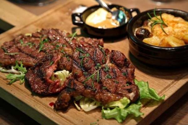 Yediiniz yemein iinde et olmas tokluk hissini artrr. Ayrca ette ve balkta bol bulunan &#8216;lsin&#8217; adndaki amino asit kaslarnzn kalori harcamasn kolaylatrr. Bu nedenle gnde 100- 150 gram kadar yasz et ieren dk kalorili diyetler, et iermeyenlere oranla daha fazla kilo vermenizi ve zellikle de vcut yalarnzn azalmasn, buna karlk kaslardan arlk kayb olmamasn salar. Etlerin yasz olmas zellikle nemlidir, bu nedenle yemeklerinizi ya yasz kyma ya da yasz et ile piirin. Et veya kymay da yada kavurmayn!