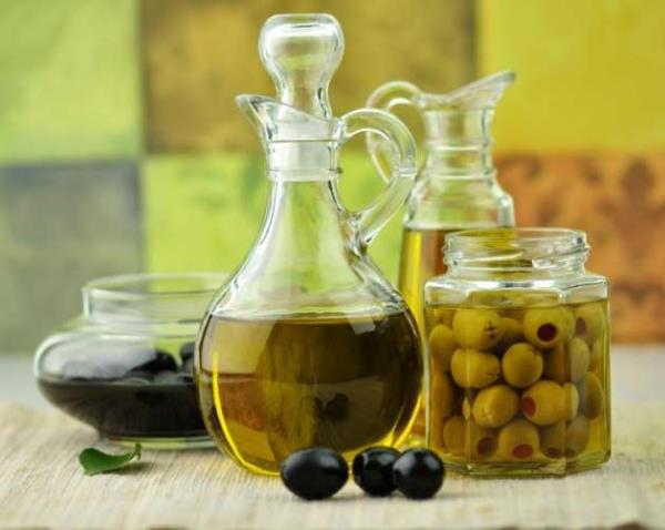 Szma zeytinyann iindeki omega 6 ya asitleri kalori yakmanz kolaylatrr. Bu nedenle gnde bir orba ka (15 ml.) kadar zeytinya almakta fayda vardr. Zeytinyann i olmas daha fazla tercih edilir, bu nedenle en ideal ekli salatalarn zerine gezdirmektir. Yemekleri de yasz olarak piirip, pitikten sonra bir kak zeytinyan yemein zerine dkerek kartrmak da iyi bir yoldur. Ancak, zeytinyana ekmek banmayn ya da zeytinyanda kzartma yapmayn.