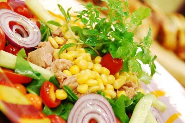 Yemekten nce bol yeil salata yemek, kendinizi doymu hissetmenizi salamann en kolay yoludur, zellikle de tatil otellerindeki ak bfelerde! nk salatann hacmi midenizi dolduraca iin salatadan sonra fazla yemek iinizden gelmez. Ama bu dediklerimiz yeil salata iin geerli, zerine de az miktarda zeytinya ve sirke gezdirmek kaydyla.