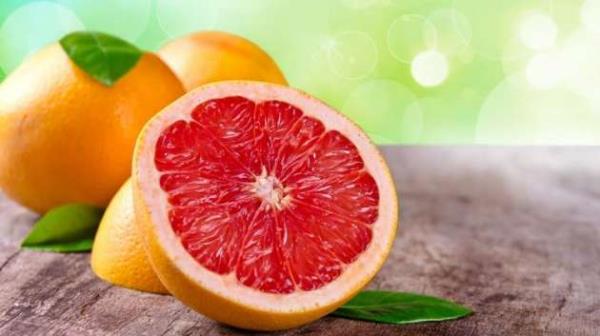 Yaplan bir aratrmada yemekten nce yarm greyfurt yendii veya bir bardak taze sklm greyfurt suyu iildii zaman baka bir nlem alnmasa bile  ayda 1.5 kg kadar kilo verildii saptanm. Bunu diyetle birletirdiiniz zaman elde ettiiniz sonu daha parlak olur. Greyfurt iindeki fitokimyasallar inslin seviyelerini drerek hem itahnz azaltr, hem de aldnz kalorilerin ya dokusuna gitmek yerine enerjiye dnmesine yardmc olur.