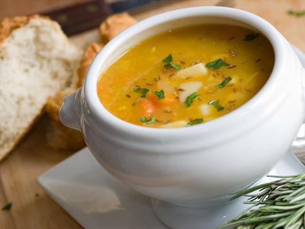 orba gz doyurmak iin iyi bir seenektir. nden midenizi dolduraca iin yediiniz yemek miktarn azaltr. Ancak, seilen orbann olabildiince basit olmasnda yarar vardr. Yasz tavuk suyunun iine rendelenmi kereviz, kabak, prasa ve benzeri sebzelerle yaplan orbalar en iyisidir. Terbiyeli orbalardan, ya ve unun birlikte kavrulmasyla yaplan orbalardan, bol pirin veya ehriyeli orbalardan ve kremal orbalardan uzak durmakta yarar vardr. Ayrca orbann iine ekmek doramayn veya zerine biberli ya dkmeyin!