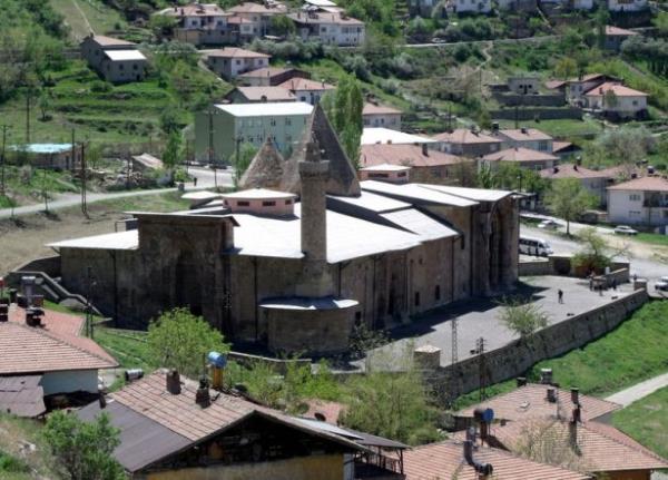Birlemi Milletler Eitim, Bilim ve Kltr rgt'nn (UNESCO) "Dnya Kltr Miras Listesi"nde yer alan Divrii Ulu Camii ve Darifas'n gezmeye gelenler, esiz eserde ortaya kan "namaz klan insan" siletleri ile dier glgeleri hayretle izliyor.