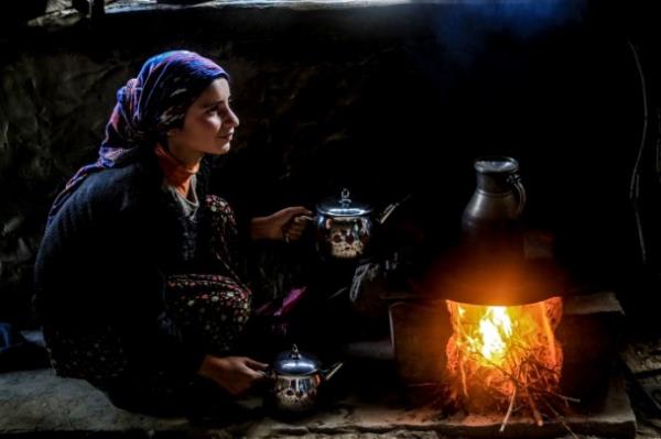 Bitlis'in Hizan ilesinde, derin vadiler arasnda yamalara kurulu, ta duvarlardan ve ahap direklerden yaplm Hizan kylerindeki evler, ilgin grntleriyle dikkati ekiyor. Ceviz, fndk, fstk ve kestane aalarnn meyve verdii blgede hem Karadeniz hem de Gneydou Anadolu iklimi hakim.