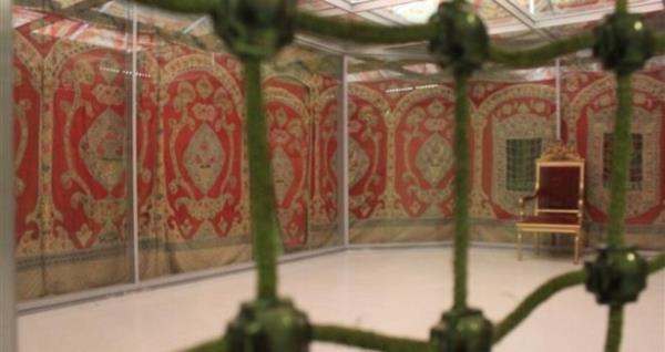 adri Osmanllarn ilk hanesi, ilk saray, ilk taht evidir. Osmanl saray, pek muhteem ve ok odal idi. Hele havaya dayankll ve ihtiam pek mehurdu.