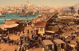 Abdlaziz&#8217;in eyhlislamlarndan Ahmet Muhtar Efendi, Ayasofya&#8217;da bir fakir turucunun olu idi ve ocukluunda cami derslerine yalnayak giderdi. Srf kendi gayretinin hakk olarak ulat bu yksek makamdan da bir gn kayna binmeyip halk ile beraber vapura bindii iin azledilmitir.