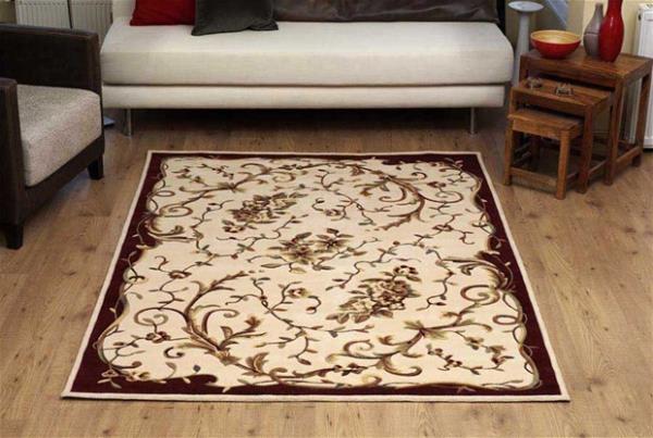 Hallarda genellikle temizlii ihmal edilen eyalar arasndadr. En az ayda bir dzenli olarak hallar silinmeli ve havalandrlmaldr.