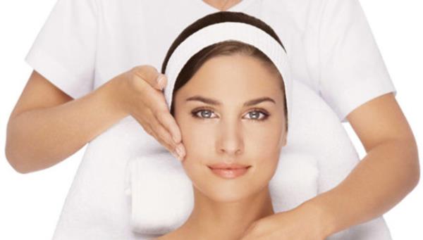 Scak su imek elastiklii azalm ve serbest radikallerin andrd deri hcrelerinin kendilerini yenilemesine yardmc olur bylece cildiniz daha gen ve yumuak grnr.