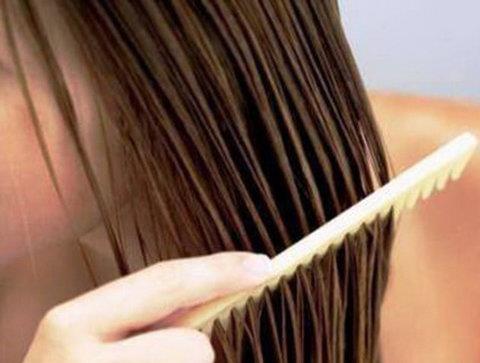 Scak su sa derinizi nemlendirecei iin, derinin kurumasnn ve kepek oluumunun nne geer.