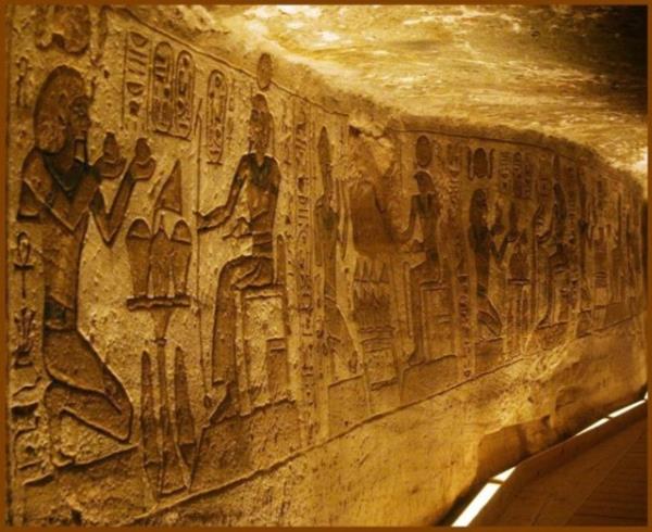 Bu nedenle llerini, br dnyada gereksinecekleri eyalarla birlikte gmerler, mezar duvarlarna izdikleri resimler ve yazdklar yazlarla llere karlaabilecekleri tehlikelerden korunma yollarn gsterirlerdi.