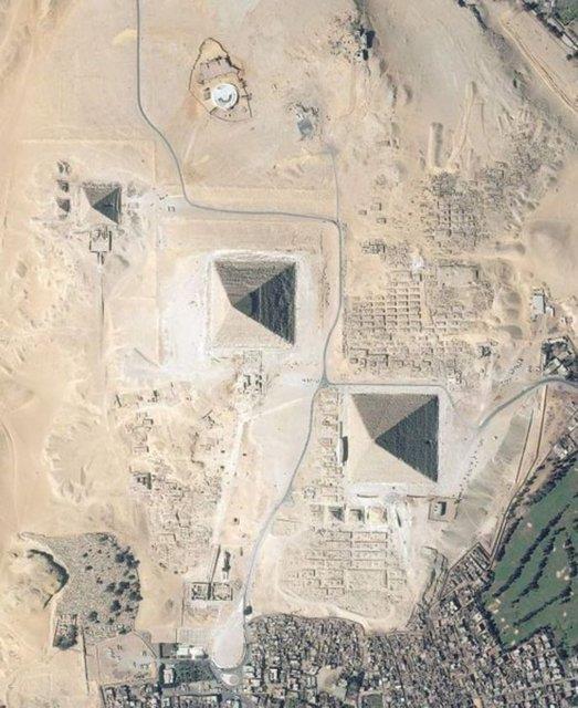 Bloklar, iskele ile piramit arasnda denmi granit geitten, tahta silindirler zerinde ekilerek yerine ulatrlrd.