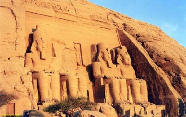 Blgede daha birok piramidin yapld sanlmaktadr. 1953&#8217;te Sakkara&#8217;da 3.hanedan dneminden kalma tamamlanmam bir baka basamakl piramidin kalntlarna rastlanmtr.