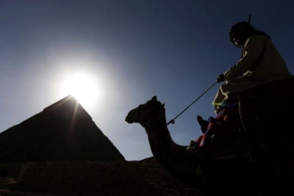 Ta bloklar karan ve tayan kiiler kendi adlarn krmz bir boya ile tan zerine yazarlard. Bu yazlar bugn de okunabilmektedir.Talar ok dzgn bir biimde bakr aletlerle ilenirdi.