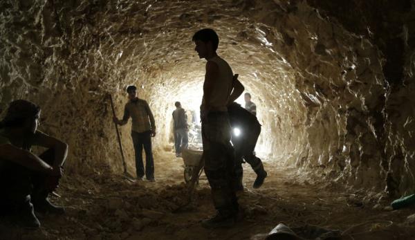 Suriye i sava srasnda bombalardan korunmak iin snak kazan muhalifler.