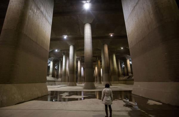 Japonya&#8217;nn inanlmaz byklkteki bir yer alt su tankn ziyaret eden bir turist.  Saitama ehrinde, ehir kurulduundan beri meydana gelen sel basknlarndan korunmak iin insan eliyle yaplm en byk drenaj sistemi.